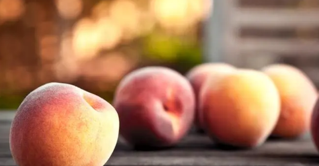 Eating peaches in summer is good. Can diabetics eat them? Reminder: Eat less or three kinds of fruits.